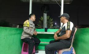 Bhabinkamtibmas Polsek Klari Patroli Sambangi Poskamling Perumahan, Sampaikan Pesan Kamtibmas Ke Security