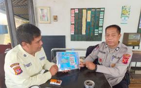 Polsek Purwasari Sosialisasi QR Barcode Propam Mabes Polri ke Warga Secara Masif