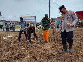 Dukung Ketahanan Pangan, Kapolsek Klari beserta Jajaran Ikuti Zoom Meeting Penanaman Jagung Serentak Polda Jabar Di Perumahan Bumi Kosambi Baru