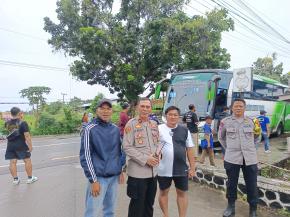 Kapolsek Pimpin Monitoring Sekaligus Melepas Keberangkatan Suporter Viking Menuju Stadion GBLA