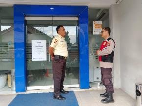 Personil Polsek Tegalwaru Gelar Patroli Sambang Kantor Bank BRI Loji Edukasi Warga Waspada